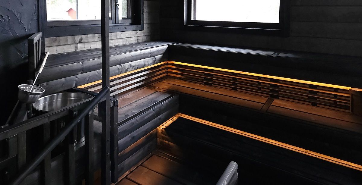 Nella sauna, il nastro LED è posizionato nella parte inferiore dell'area di seduta, da dove brilla verso il basso. Il nastro è regolabile in temperatura di colore, per cui la luce può essere adattata all'atmosfera e all'ora del giorno desiderate